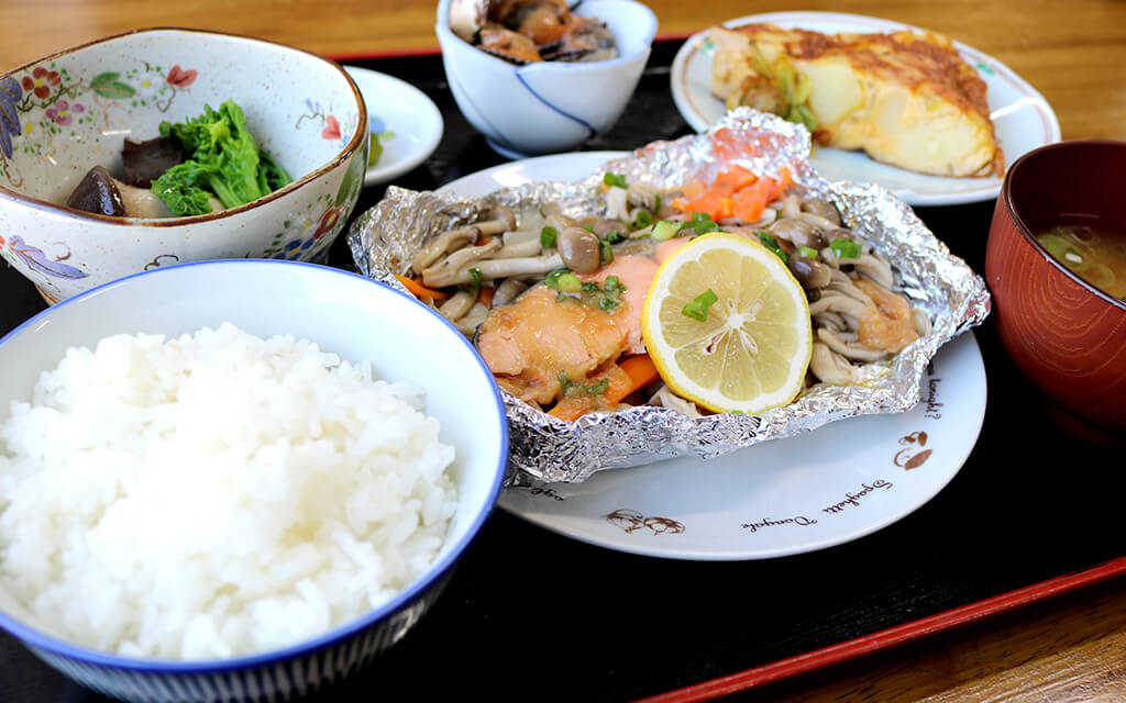 夕食のメニューは魚のホイル焼き